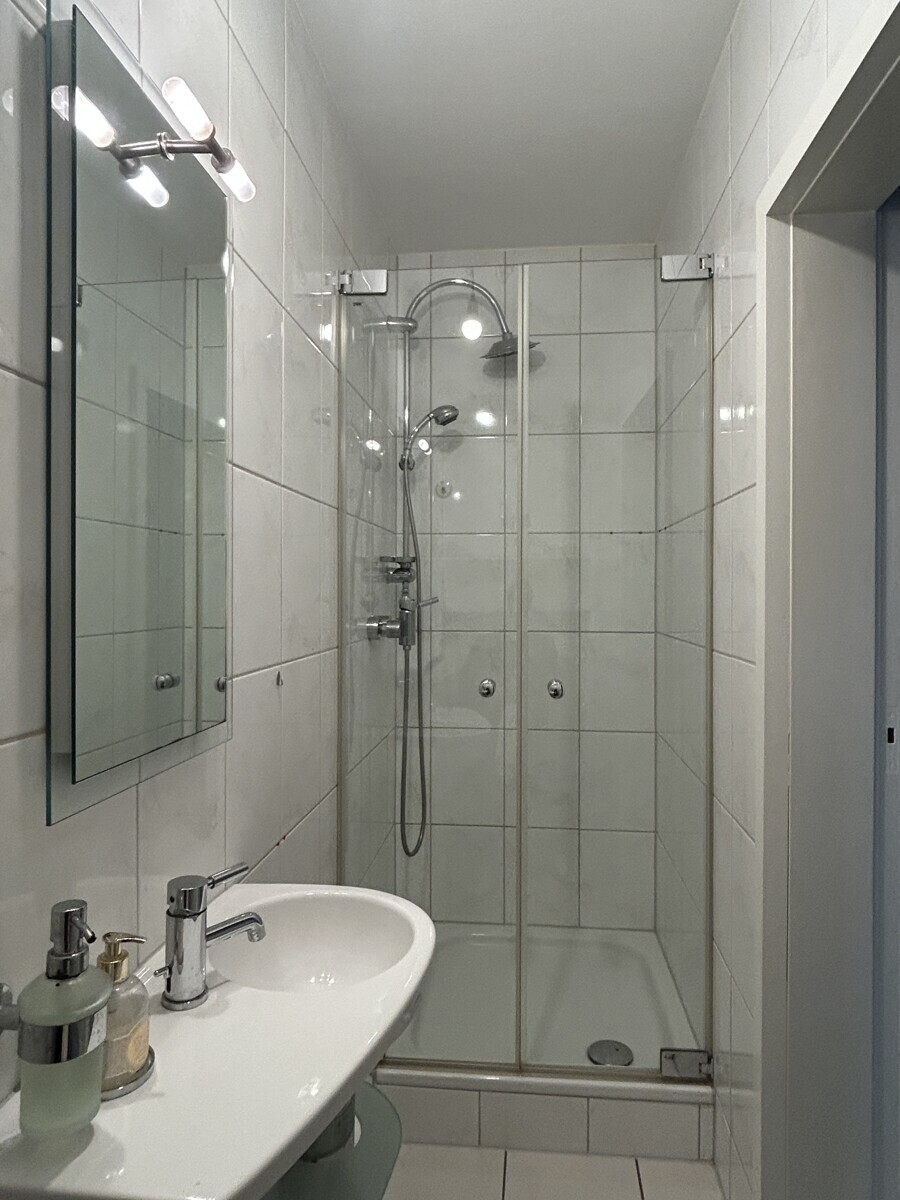 Gäste-WC mit Dusche