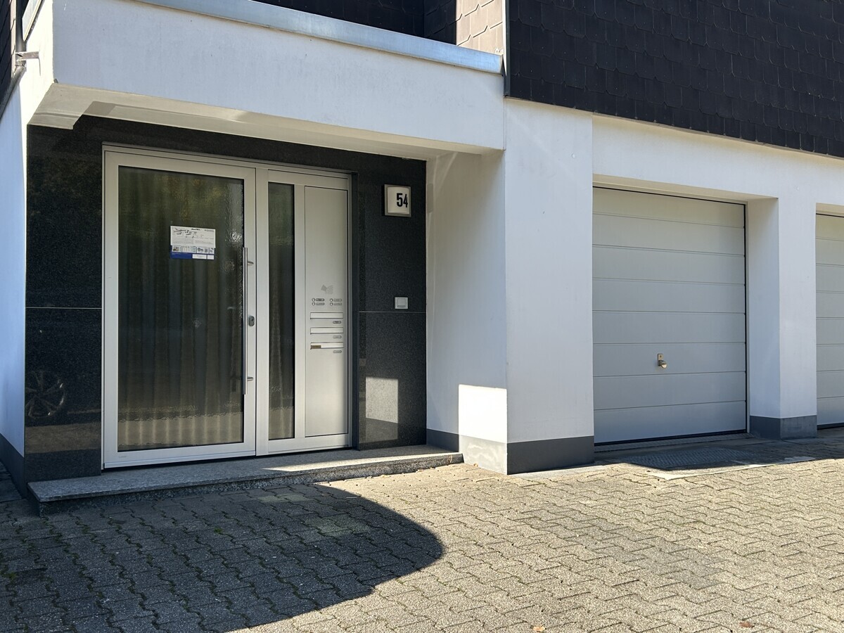 gepflegter Eingangsbereich mit Garage