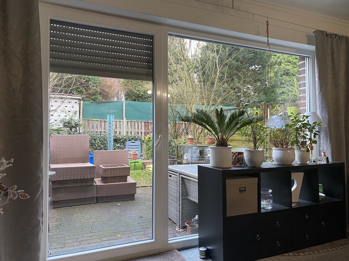 Blick vom Wohnzimmer in den Garten