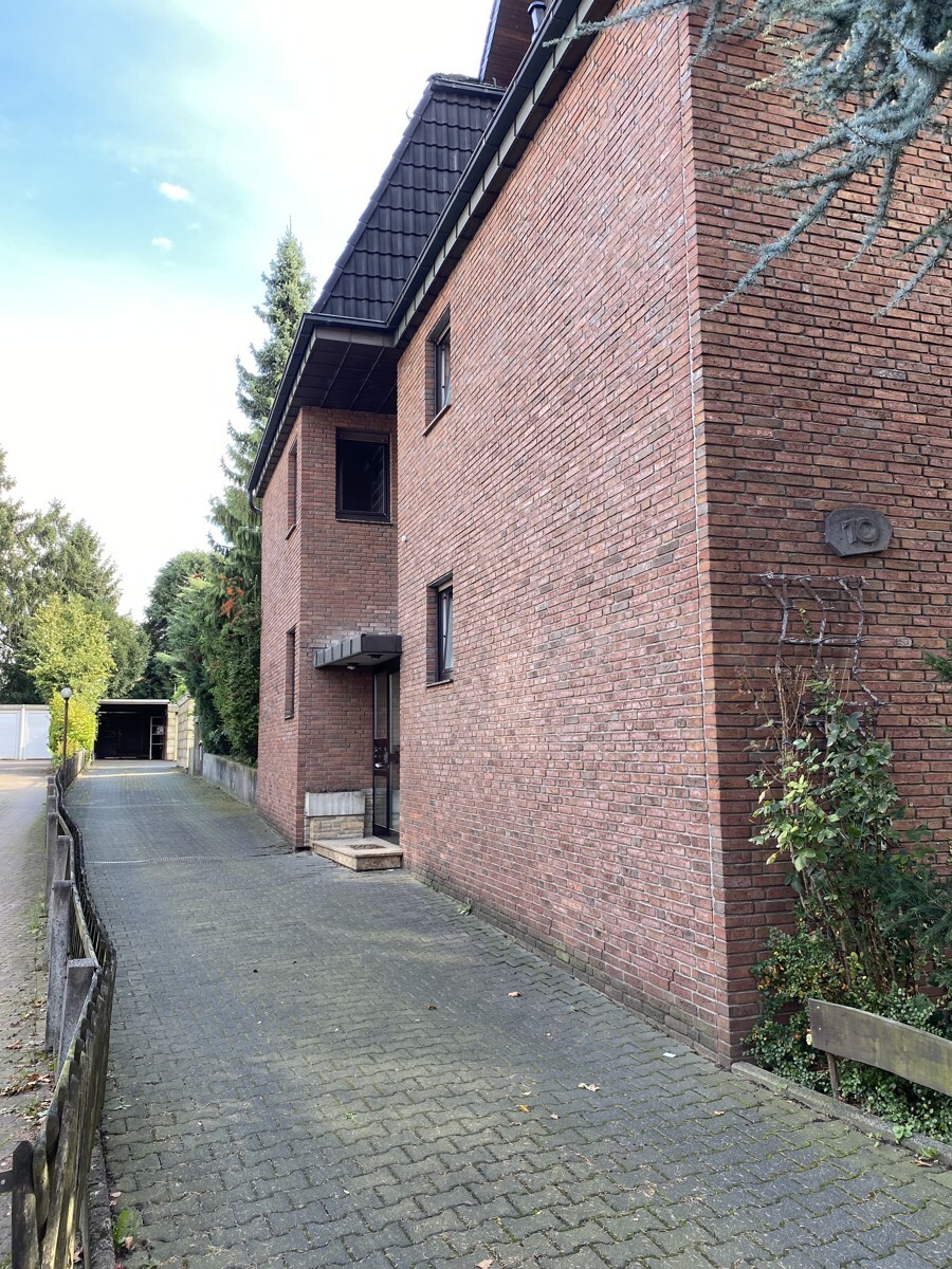 Hauseingang und Zufahrt zu Garagen