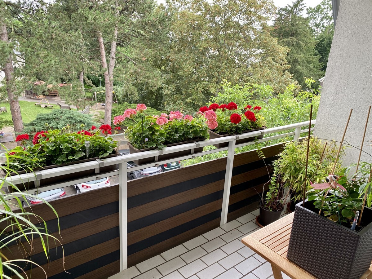 Blick vom Balkon ins Grün