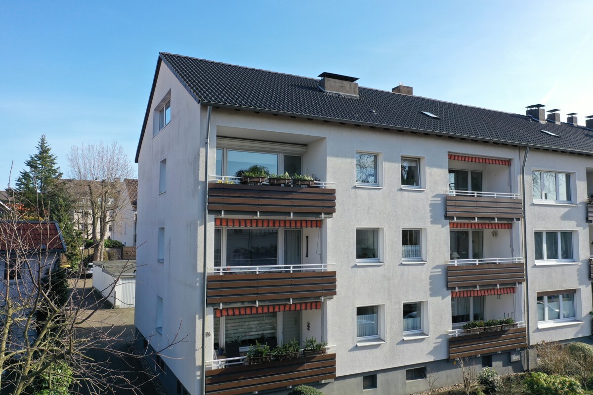 Frontansicht mit Balkonen