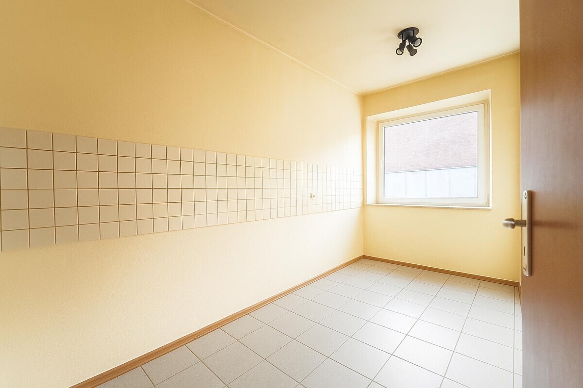 offene Küche ohne Möbel - KI generiert