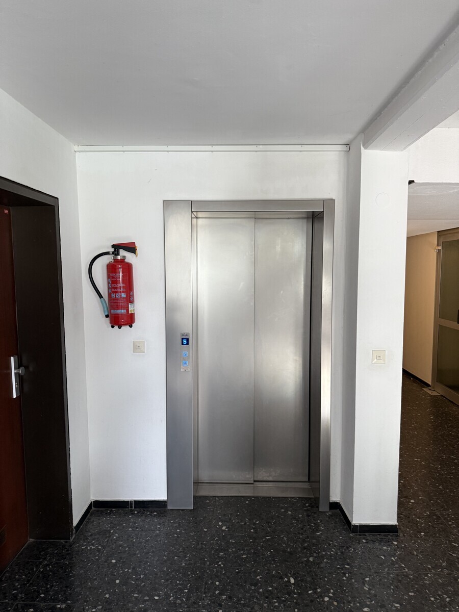 Treppenhaus mit Aufzug