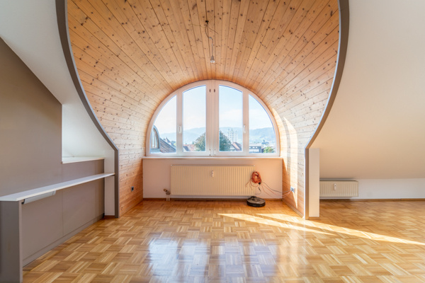 Große Fenster sorgen für einen hellen Wohnbereich