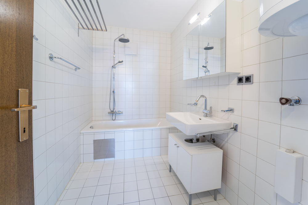 Badezimmer mit Duschwanne