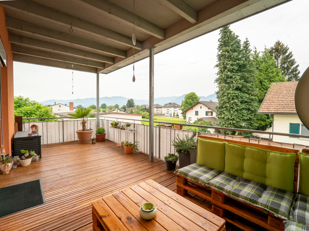 Großzügige Sonnenterrasse mit südlicher Ausrichtung