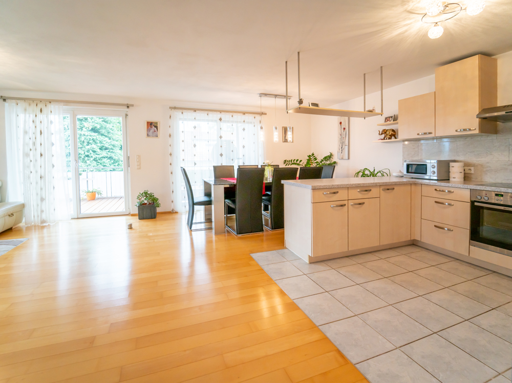 Vom Wohnzimmer aus gelangen Sie auf die Terrasse