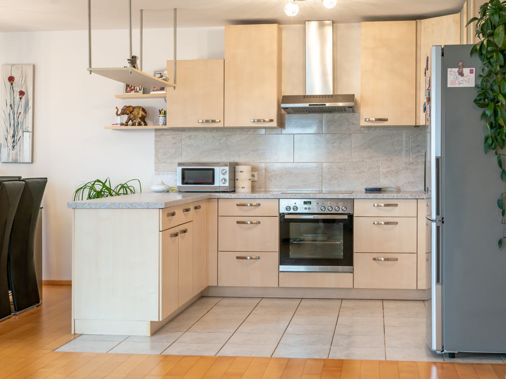 Küche mit Fliesenboden