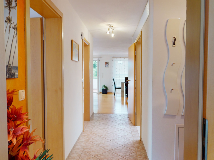 Blick durch den Flur in Richtung Wohnzimmer