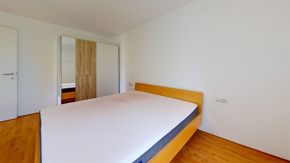 Schlafzimmer mit Bett und Schrank