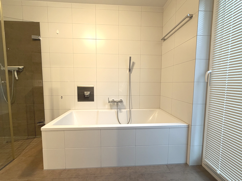 Badezimmer mit Badewanne und Fenster