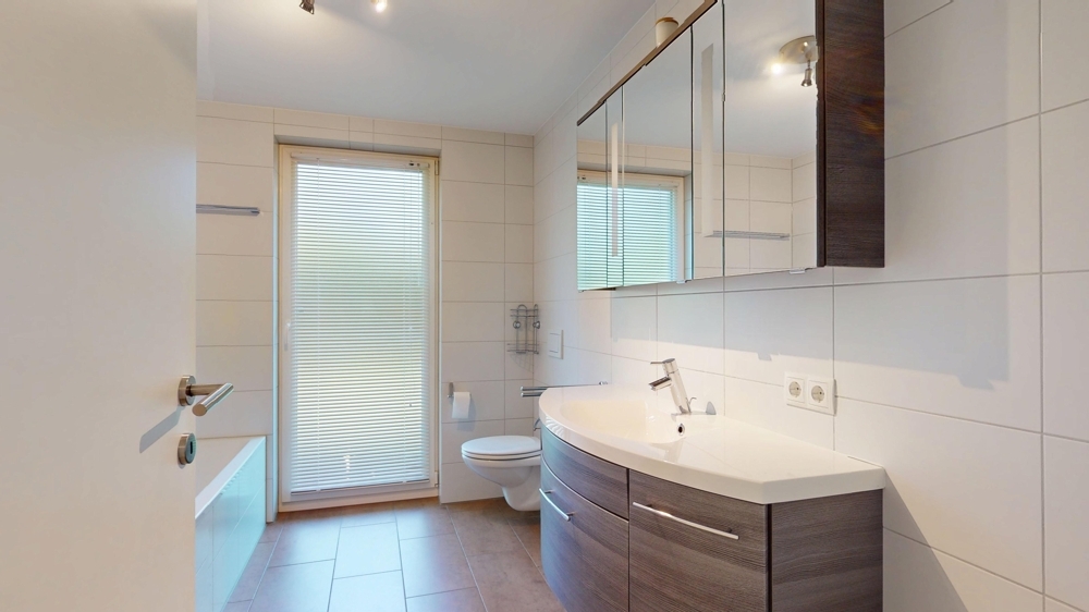 Badezimmer mit Dusche und Badewanne