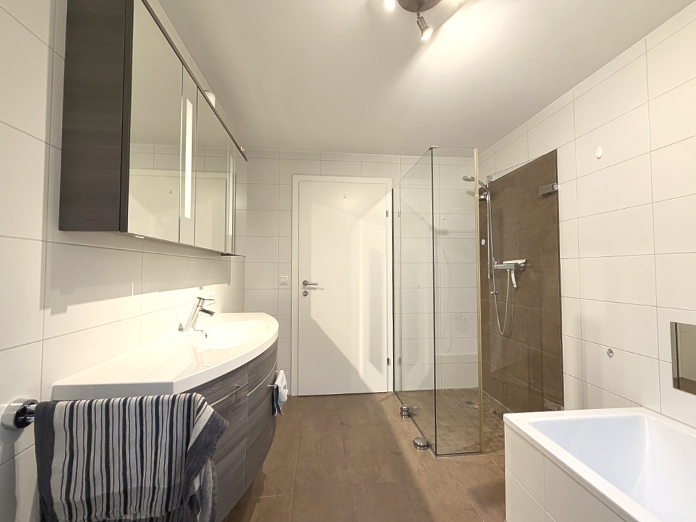 Geräumiges Badezimmer