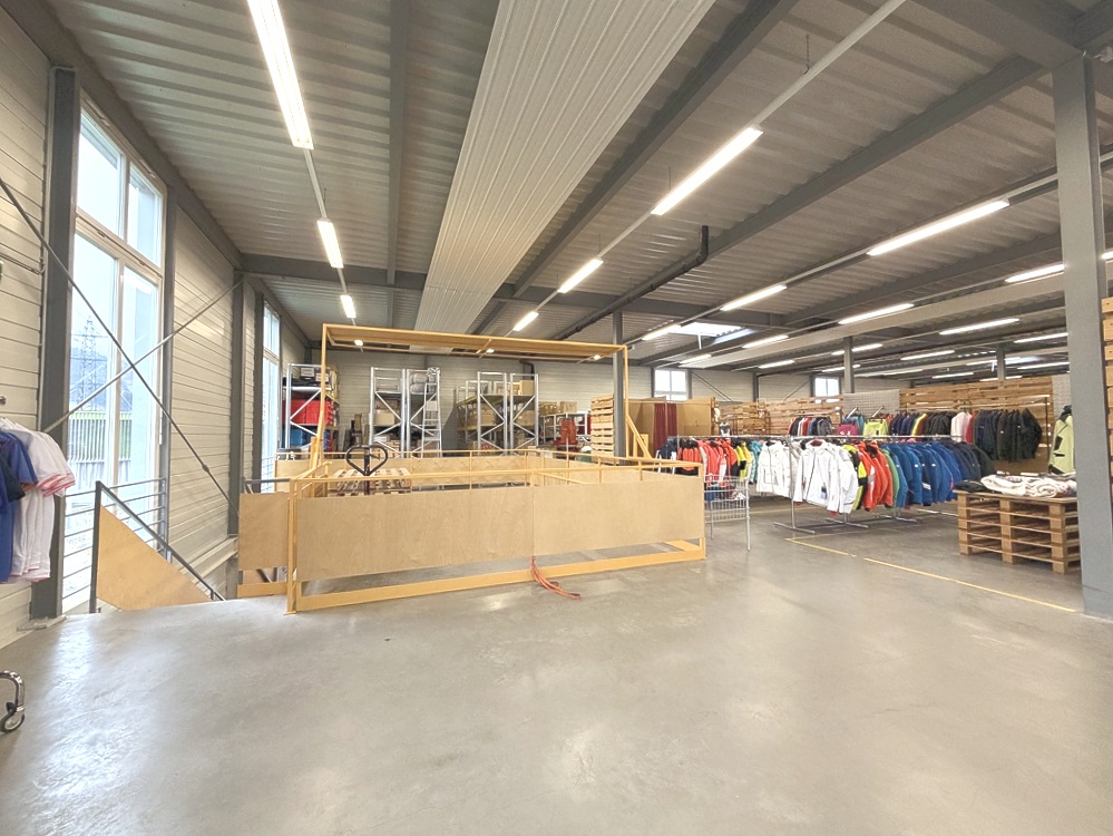 Lager mit Lademöglichkeit