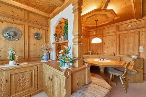 Montafoner Stube in Vollholzvertäfelung