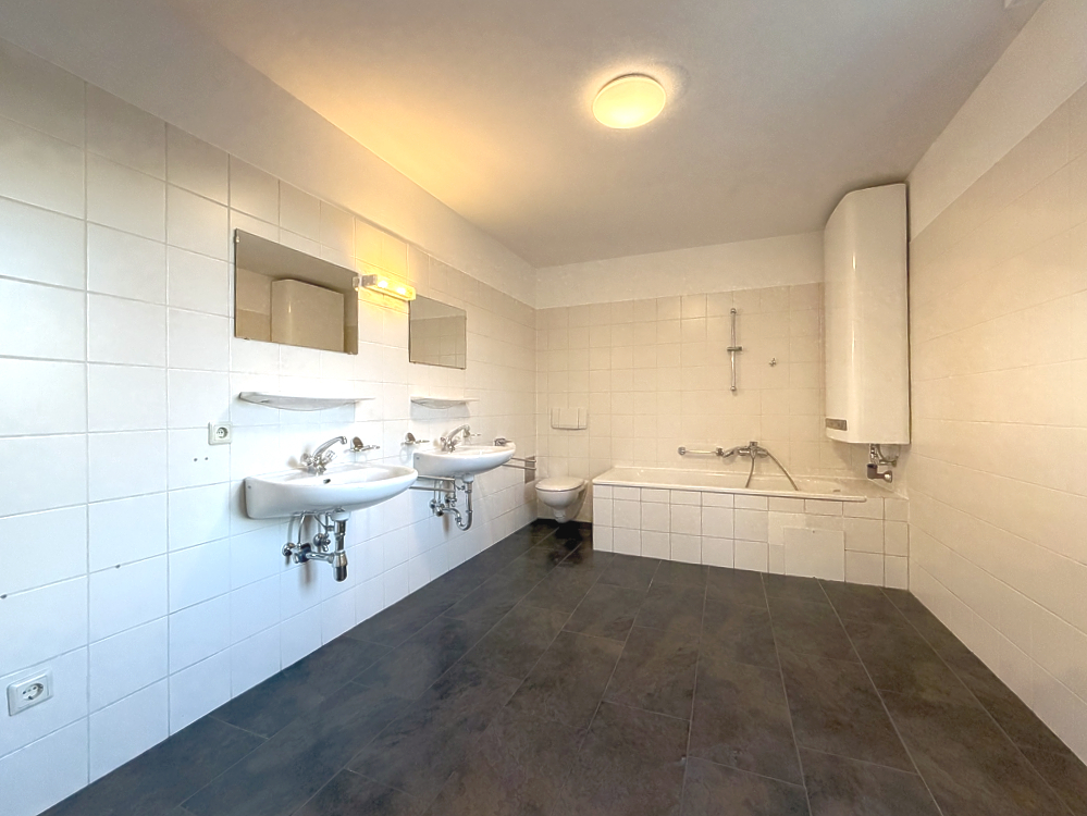 Geräumiges Badezimmer