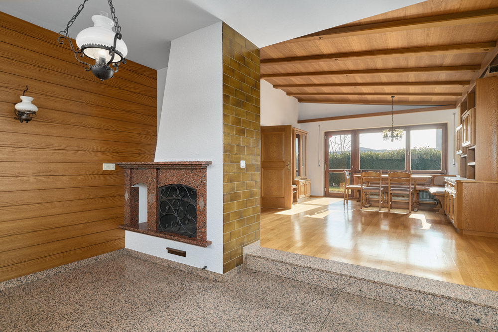 Wohnzimmer mit Kamin