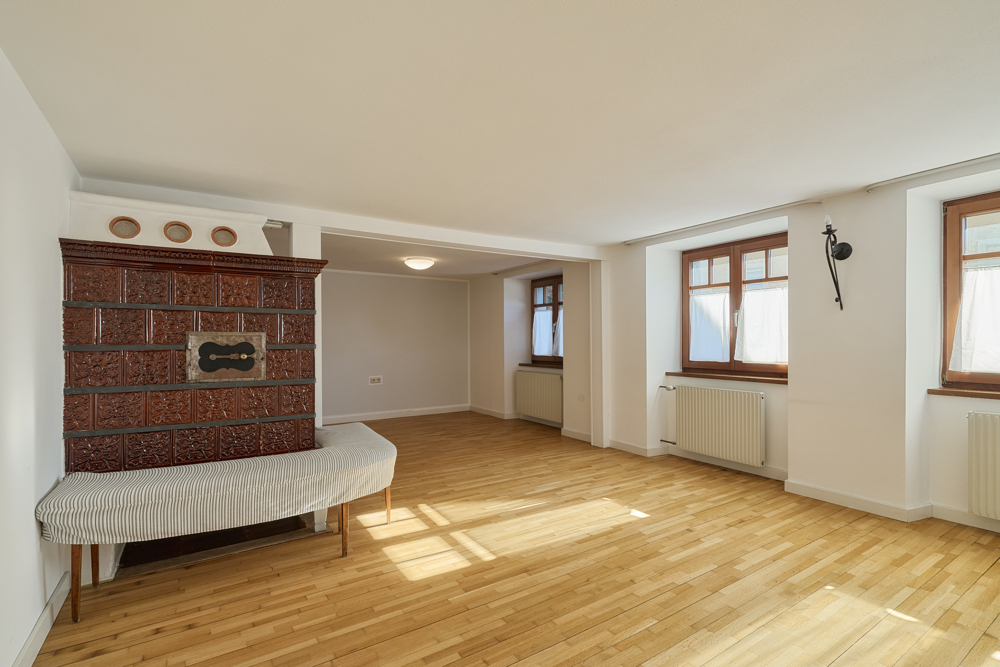 Wohnzimmer mit Kachelofen