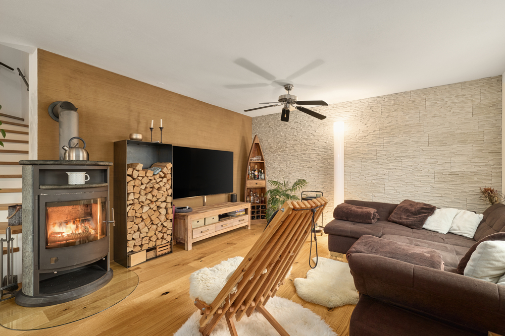 Wohnzimmer mit Holzofen