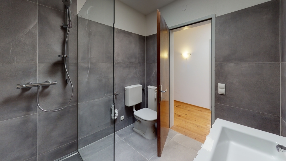 Badezimmer mit Dusche