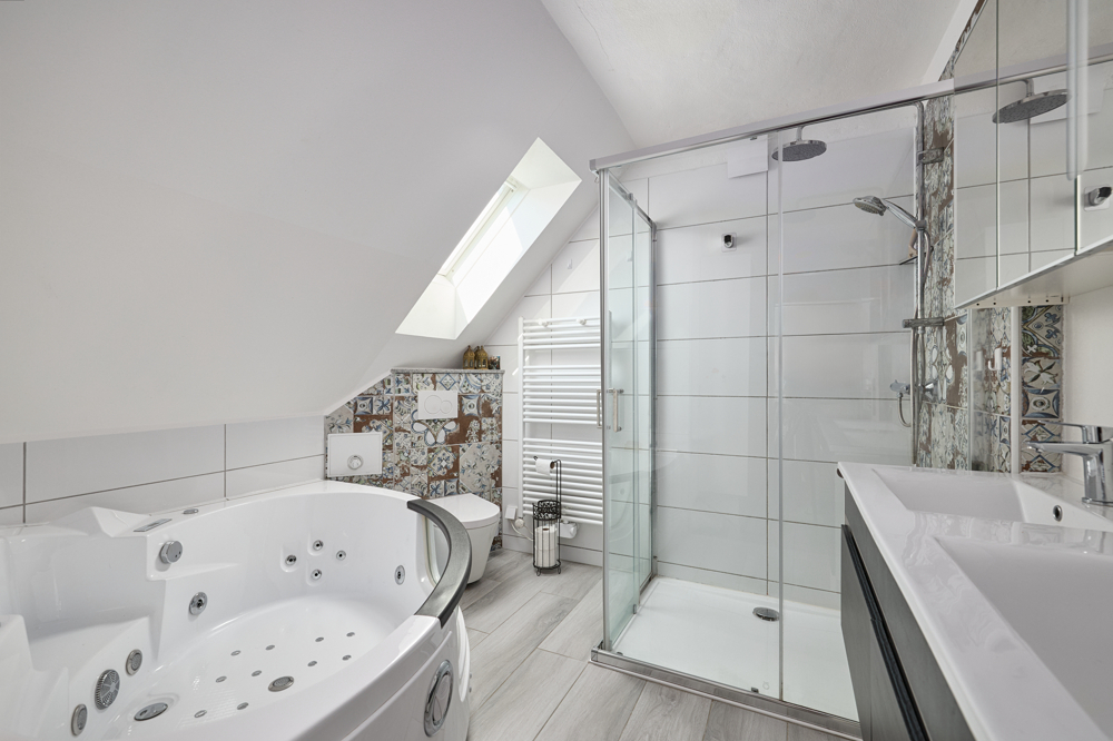 Badezimmer mit Whirlpool