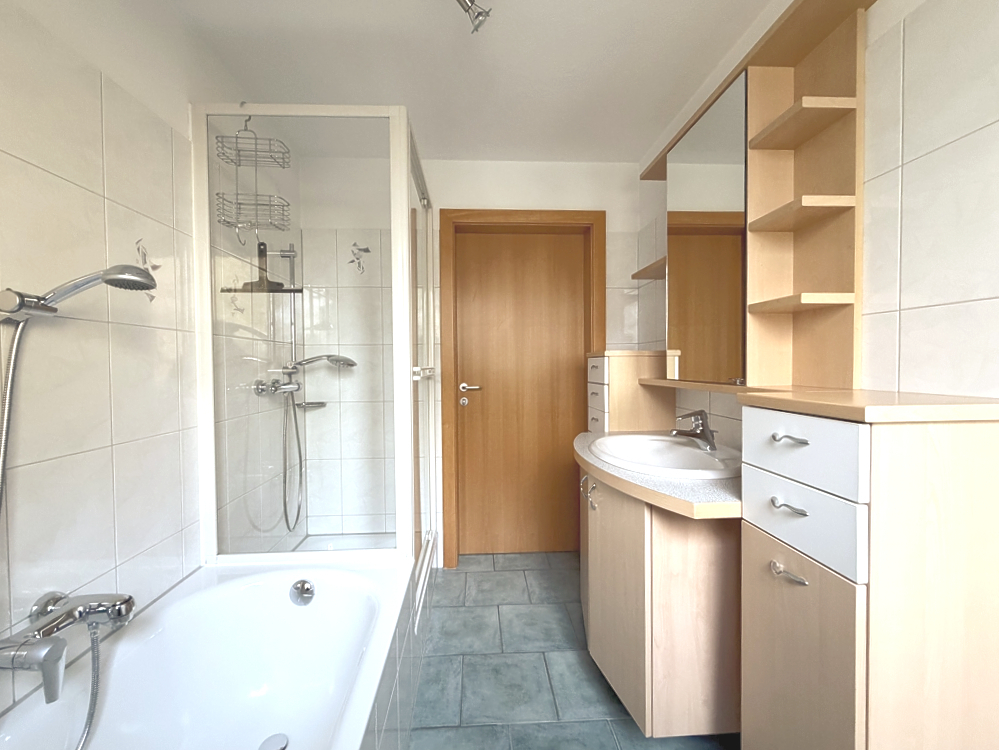 Bad mit Dusche & Badewanne