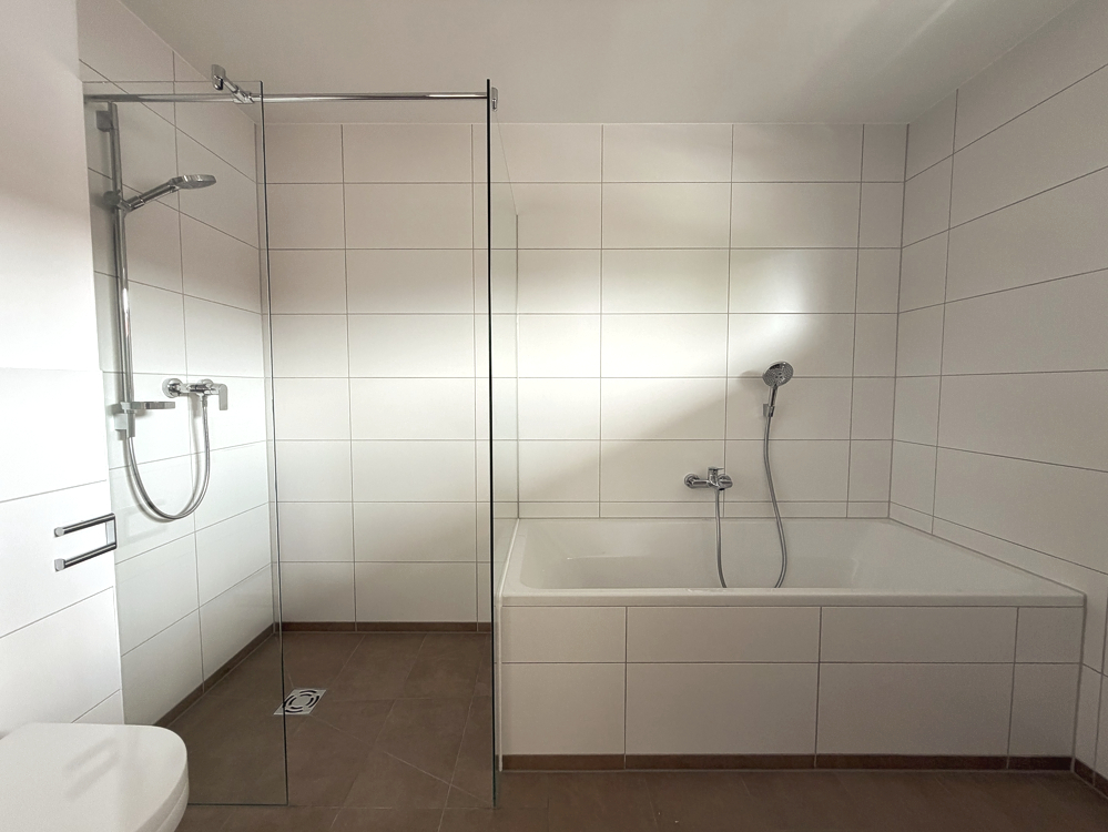 Bad mit Dusche & Badewanne