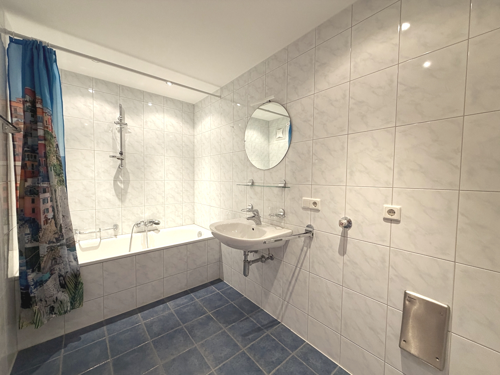 Badzeimmer mit Badewanne