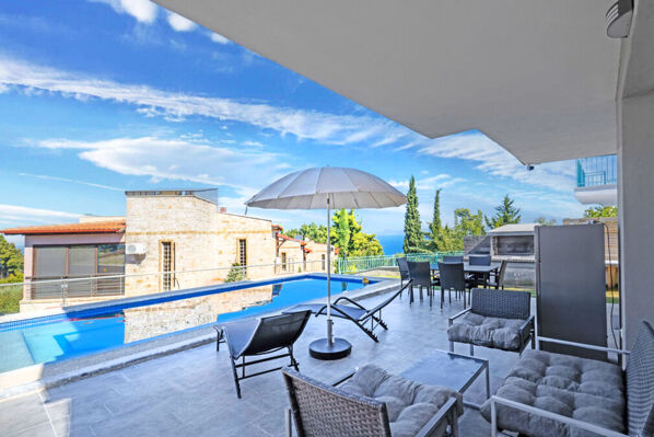 Terrasse mit Pool