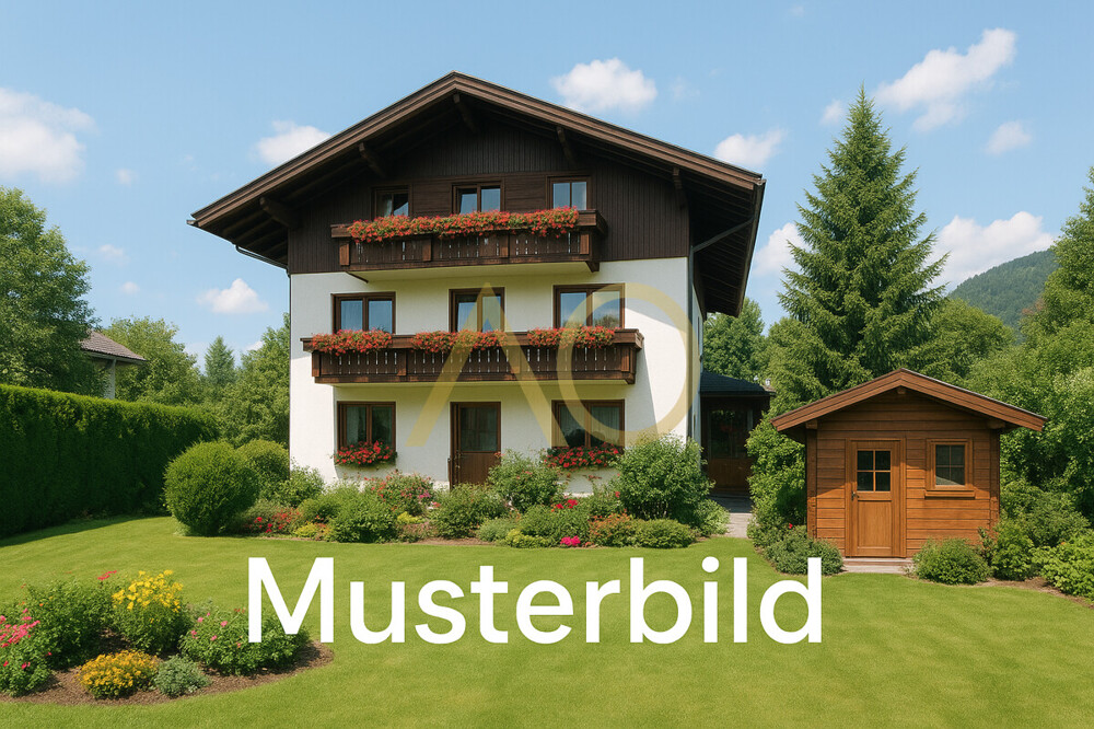 Traditionelles Tiroler Haus im Garten