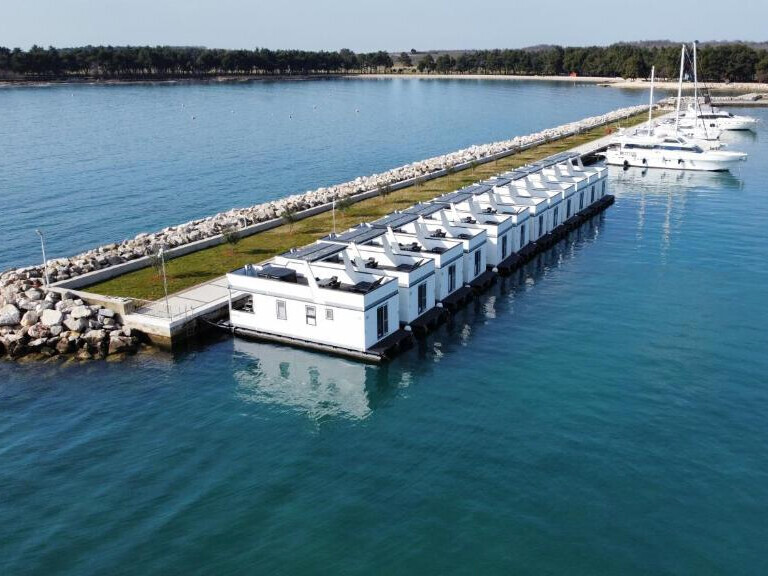 Floating Sea House with attractive return on investment (13)
