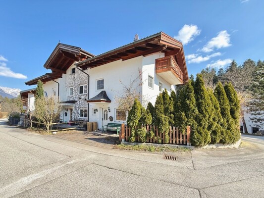 Seitenansicht mit Hauseingang