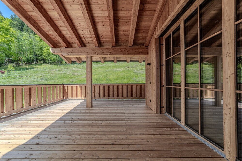 Großflächiger Holzbalkon mit Ausblick
