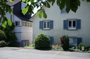 Giebelansicht Altbau vom Dorfplatz
