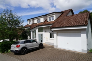 Hauseingang u. Garage