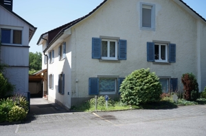 Gasse zum Haupteingang/ Parkmöglichkeit