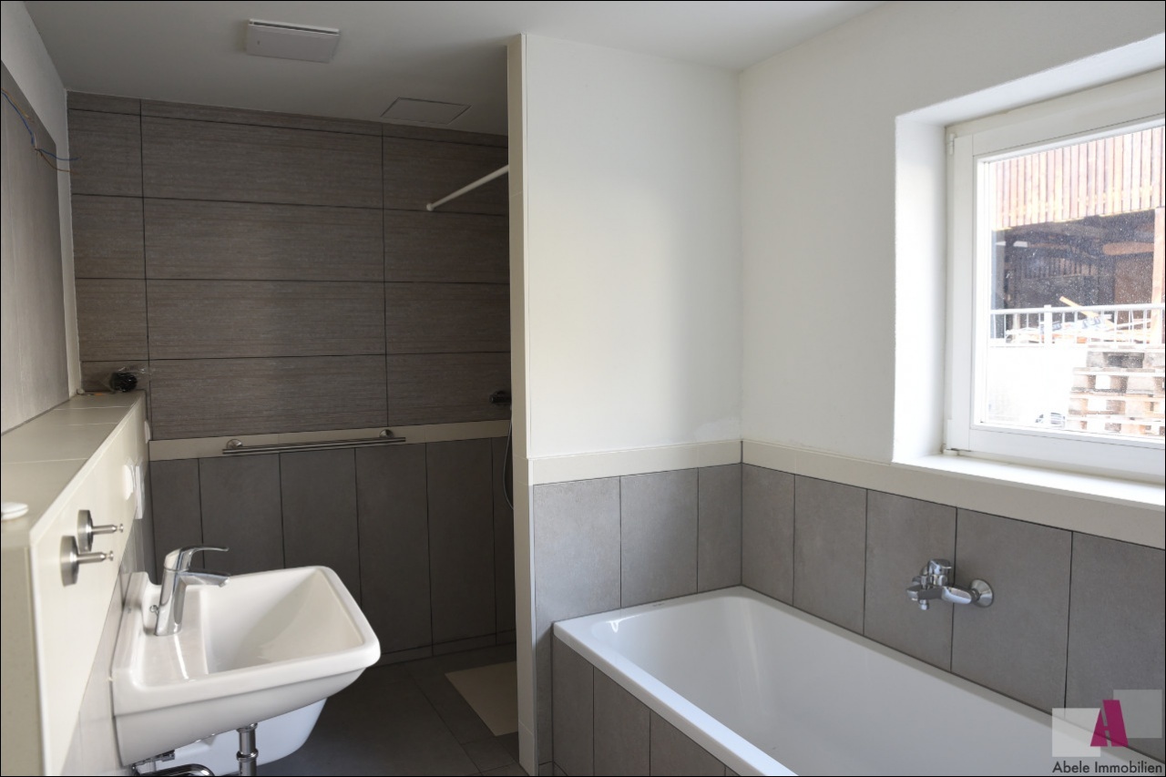 Badezimmer mit Dusche und Badewanne