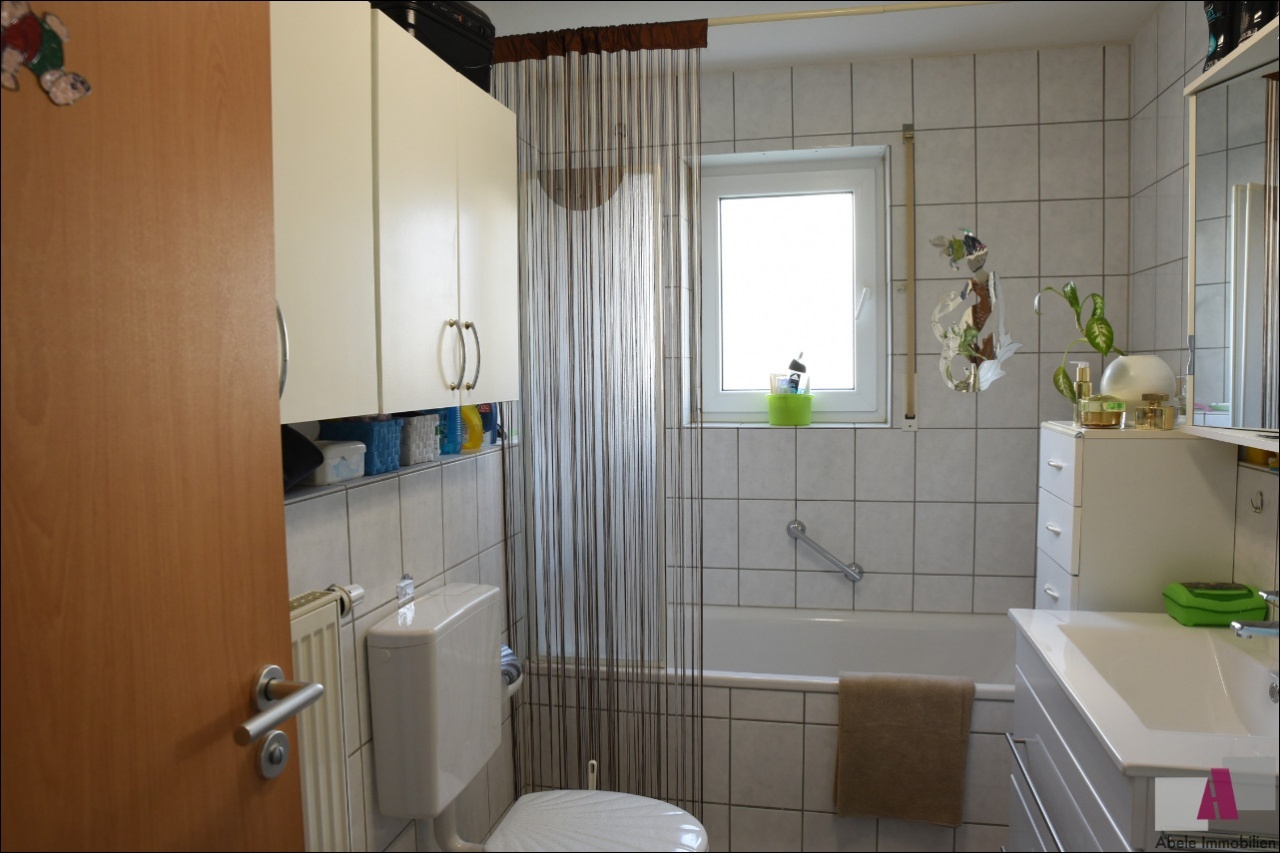 Badezimmer mit Fenster