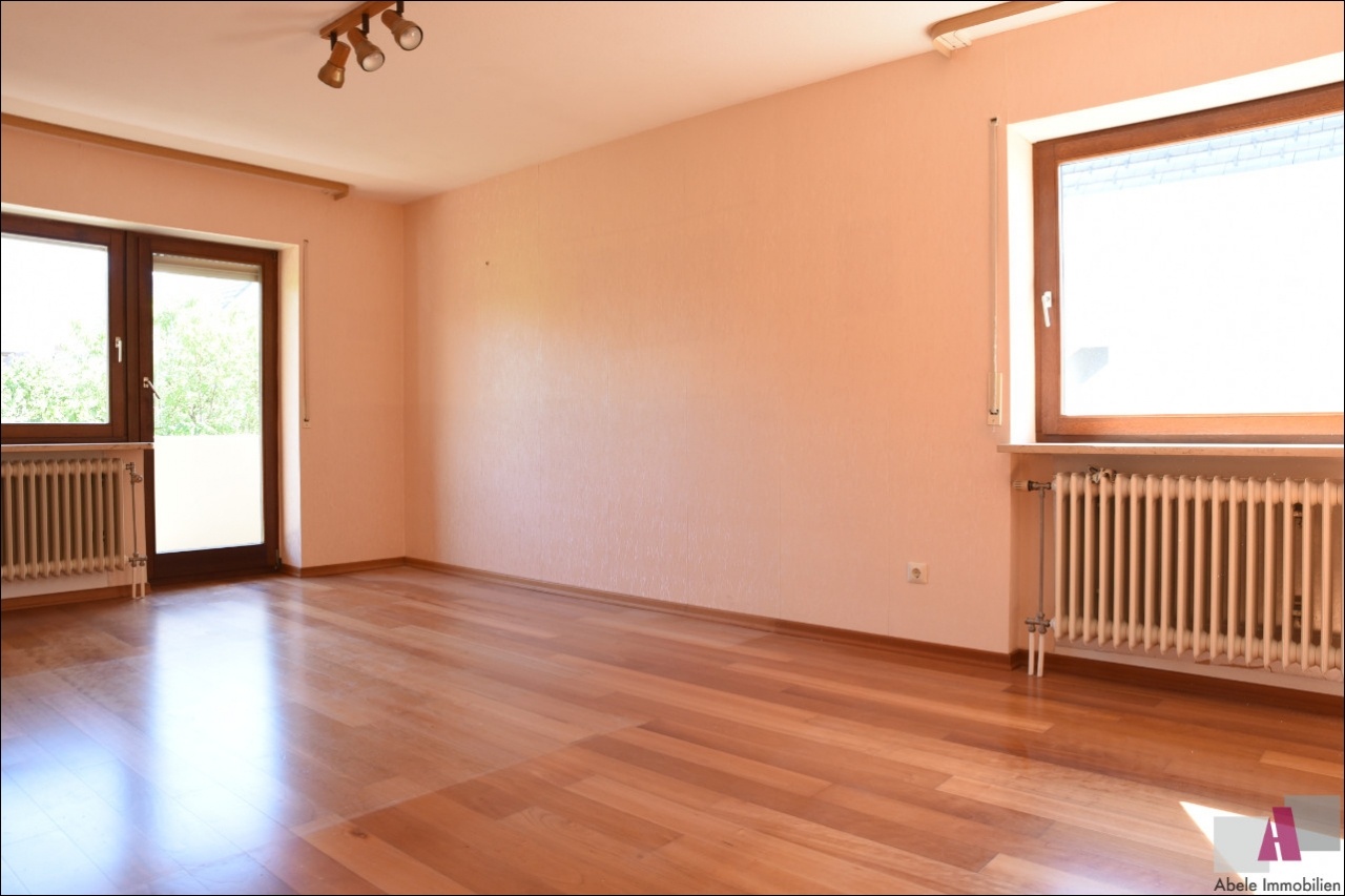 weiteres Schlafzimmer mit durchgehenden Balkon