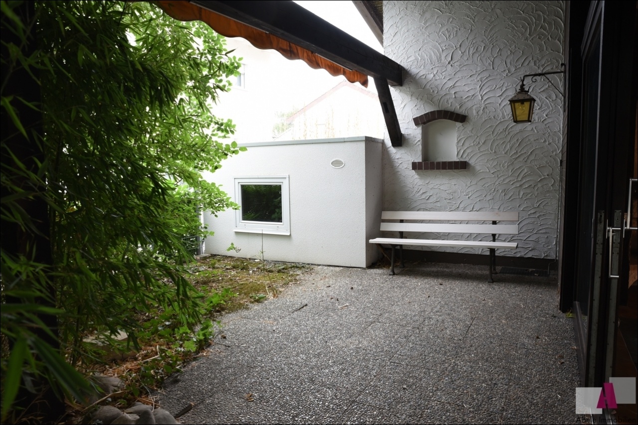 mit Sitzmöglichkeiten