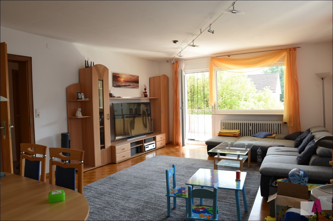 Wohn-und Esszimmer und Balkonzugang