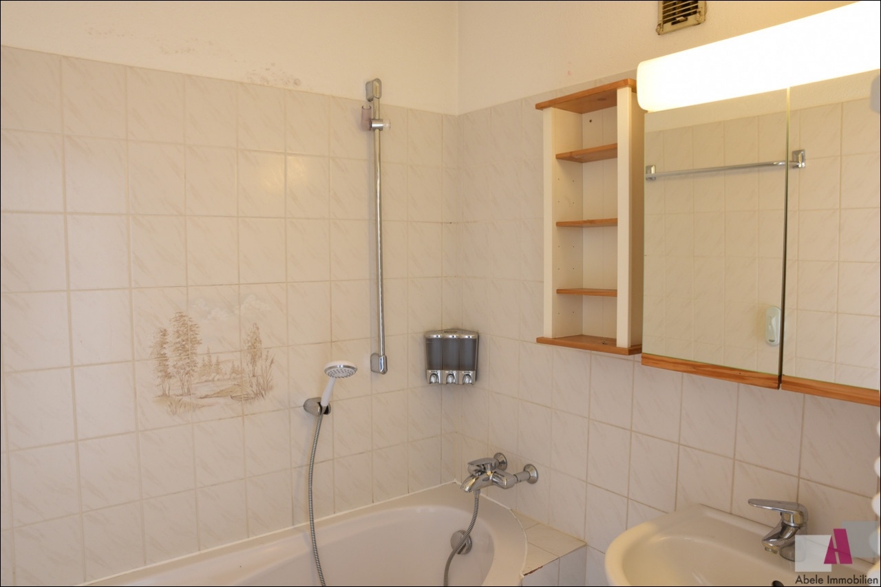 Bad mit Badewanne