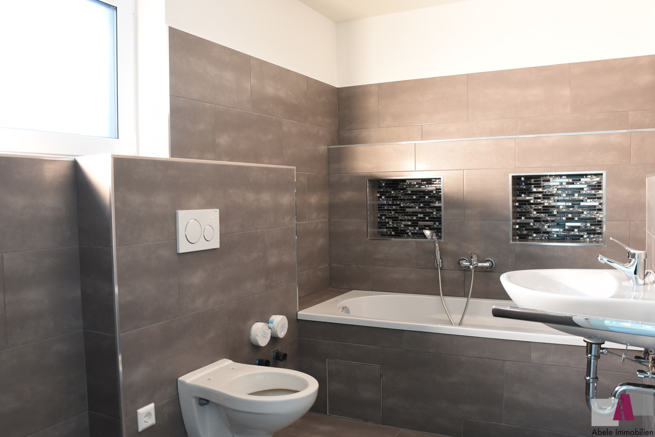 Modernes Badezimmer mit Fenster