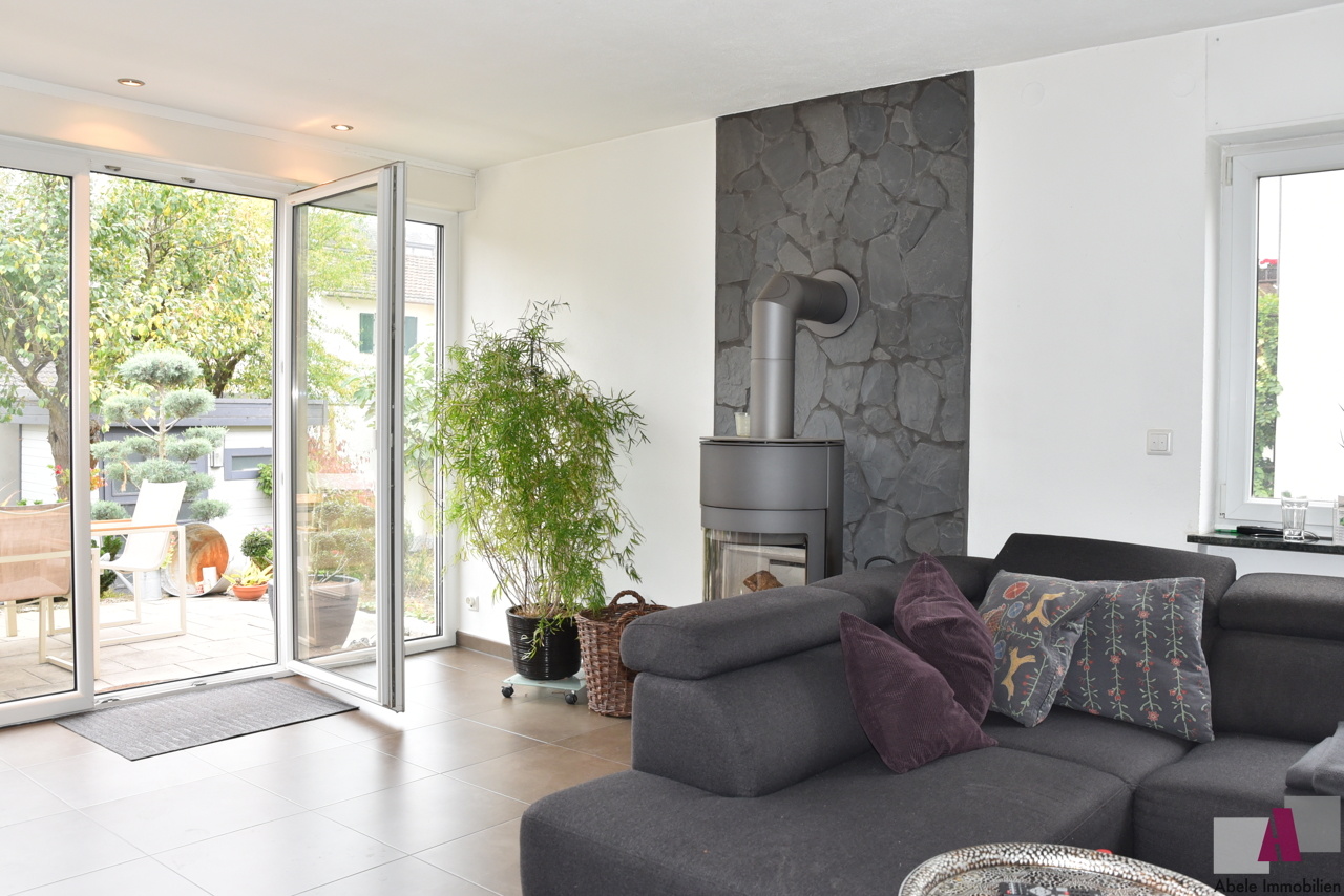 Wohnzimmer mit Blick Richtung Terrasse