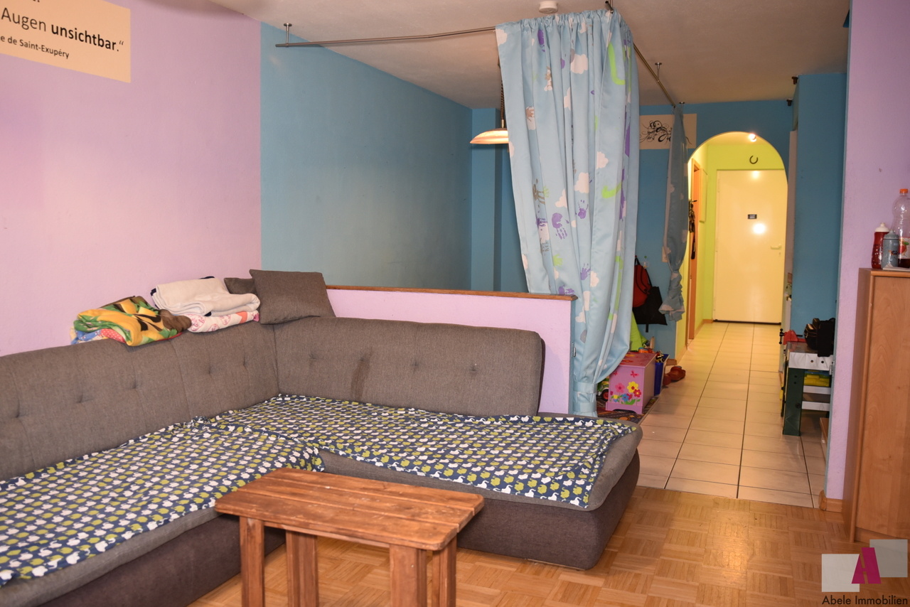 Wohnzimmer mit Blick Richtung Eingangstüre