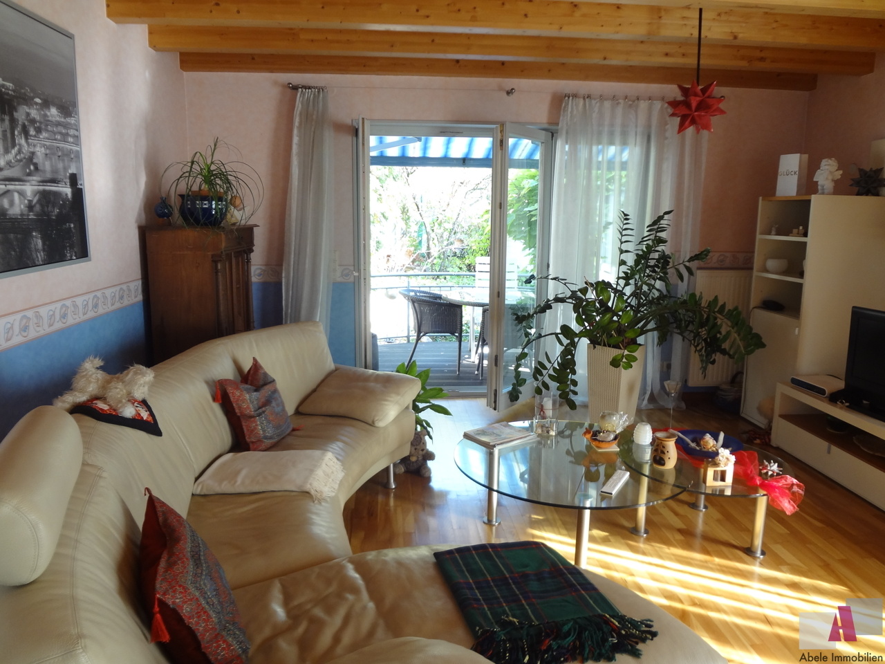 Wohnzimmer mit Blick auf Ost-Balkon