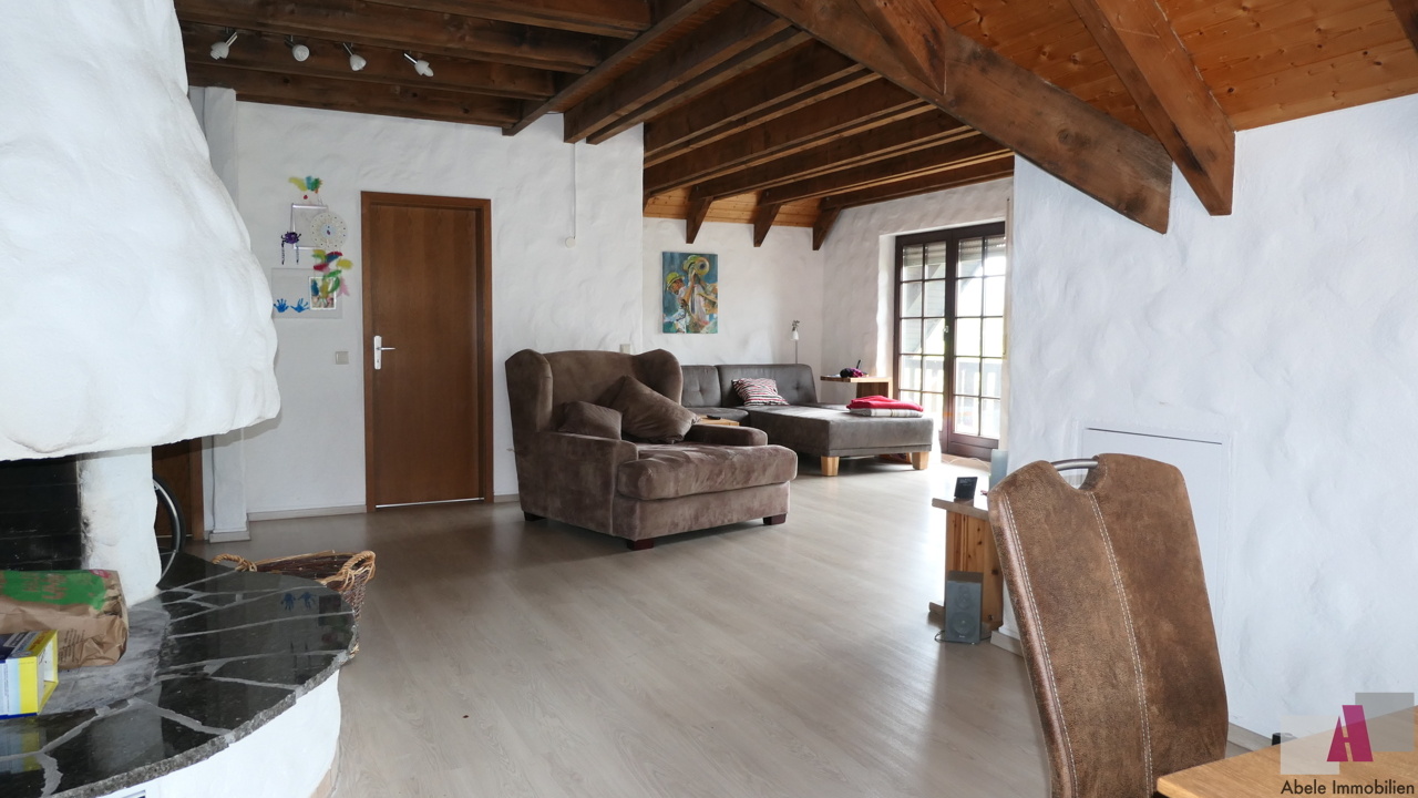 Wohnzimmer mit Blick zum offenen Kamin