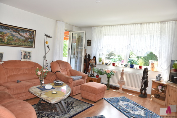 Wohnzimmer mit Blick zum Balkon