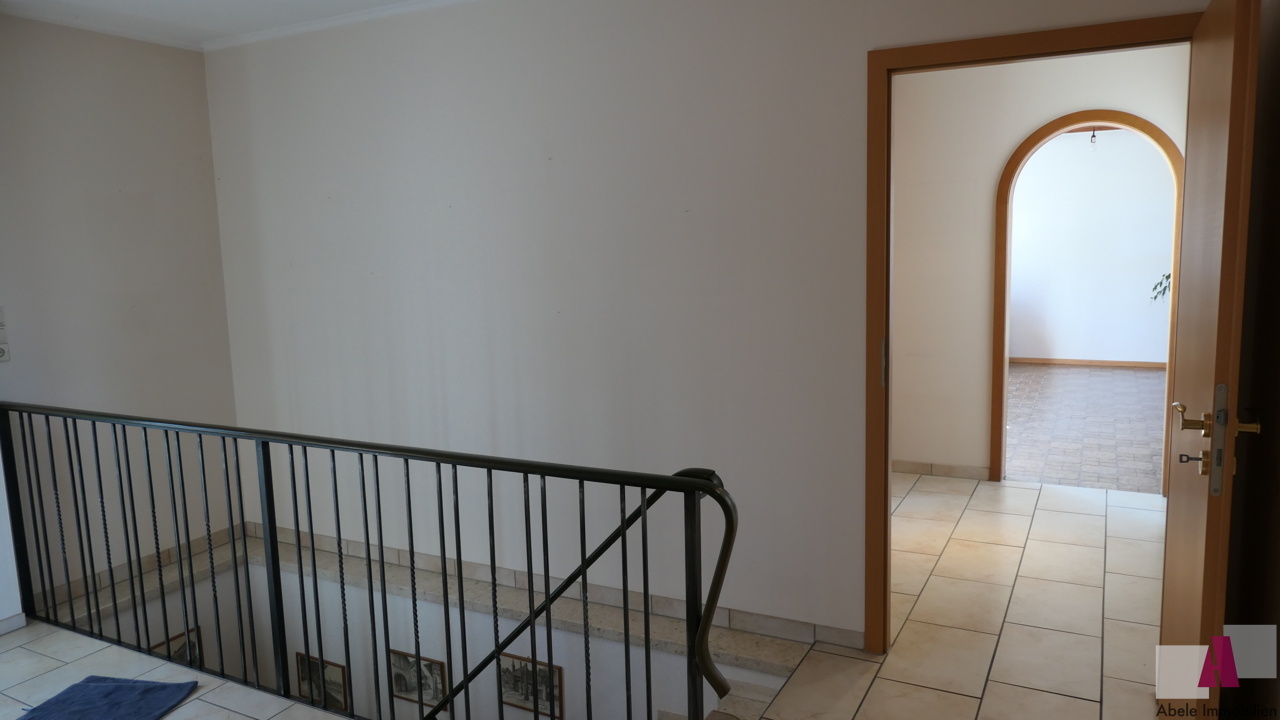Blick Richtung Küche und Esszimmer